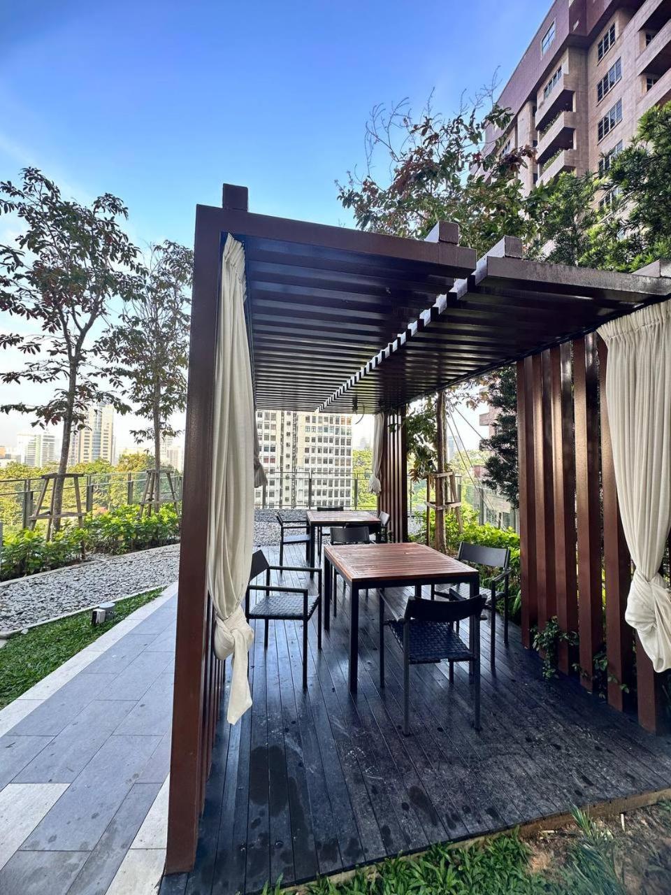 Luxury 2BR KL View, Infinity Pool, Walk to Pavilion and Jalan Alor