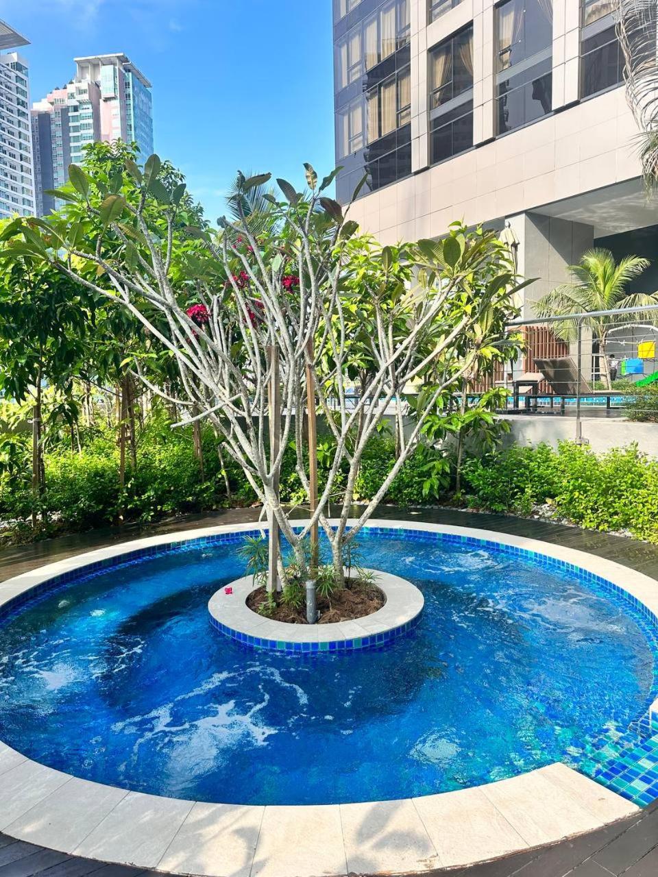 Luxury 2BR KL View, Infinity Pool, Walk to Pavilion and Jalan Alor