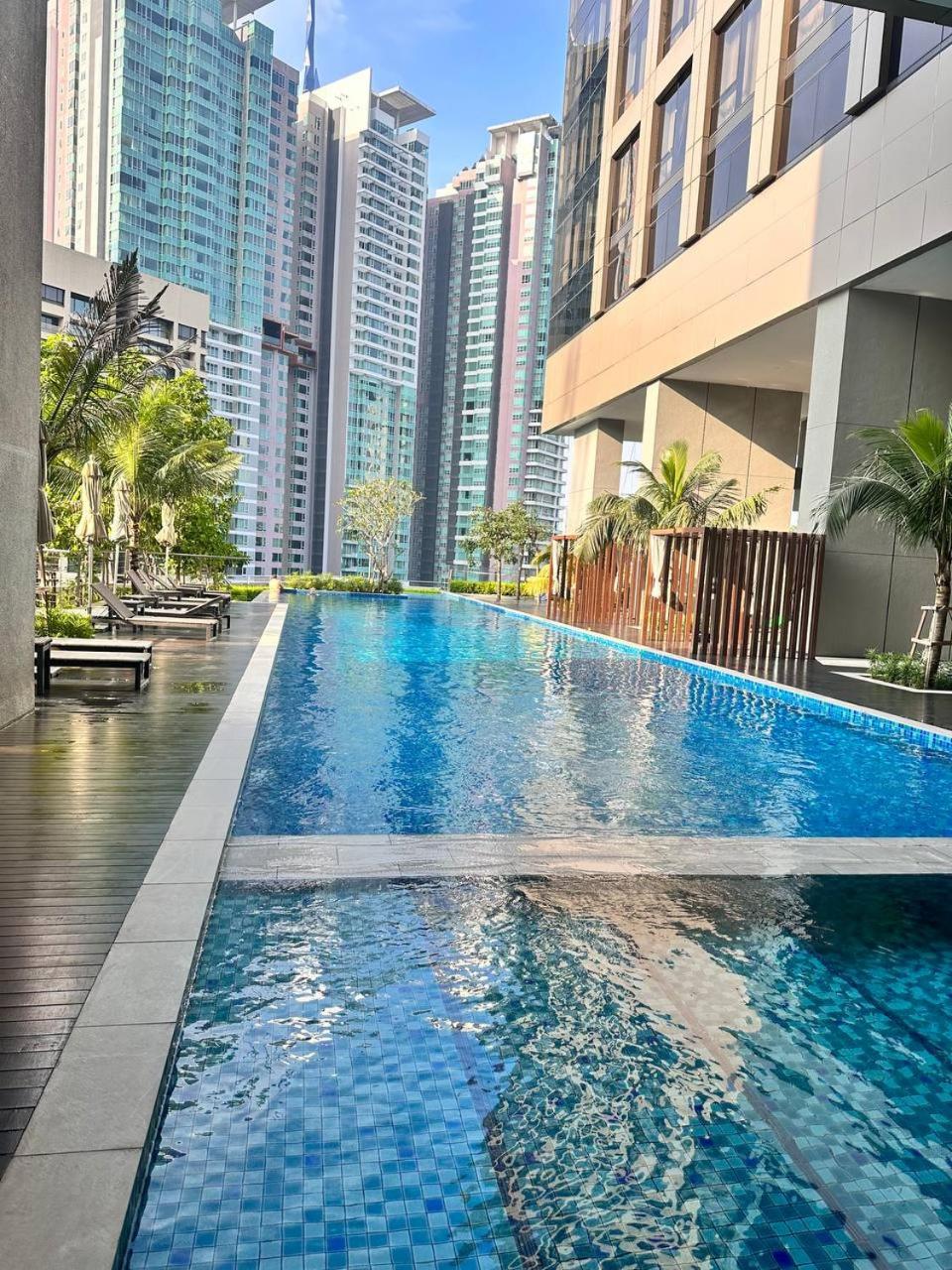 Luxury 2BR KL View, Infinity Pool, Walk to Pavilion and Jalan Alor