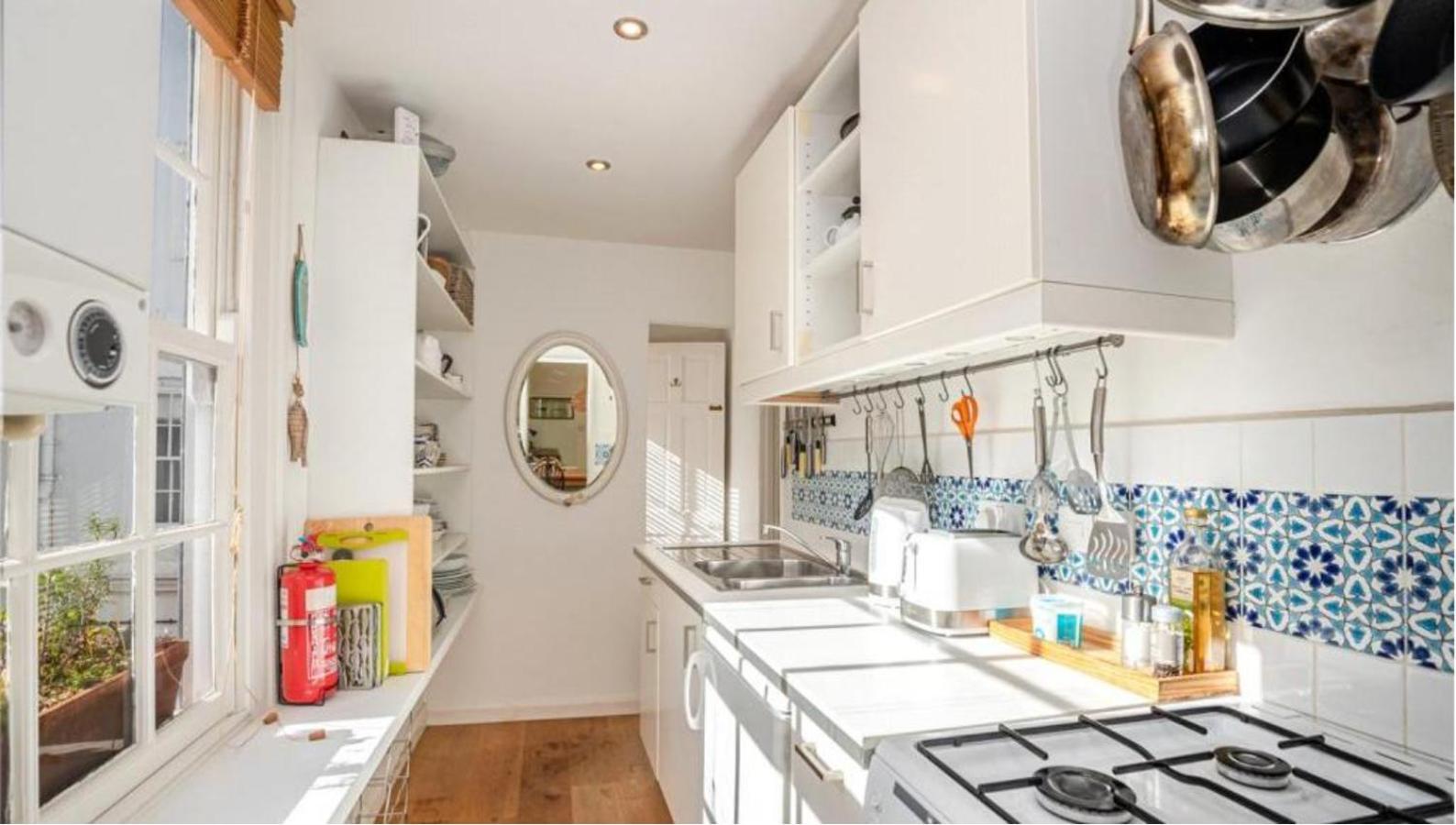 Bosun's Call Central Dartmouth - 2 Bed homely Apartment Self Check In - Pet Friendly Fast WiFi & Workspace - Perfect location in the middle of the old town, photo 12