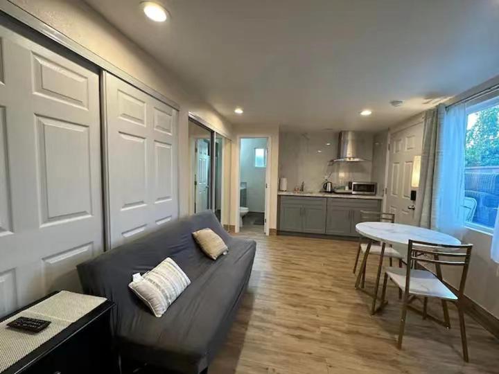 20% Off Studio in Cebu IT Park w/ Great City View view 5
