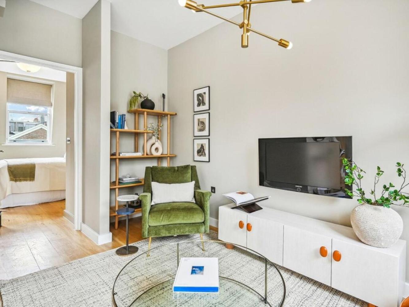 Mayfair Luxury Apartment Sleeps 6 people view 2