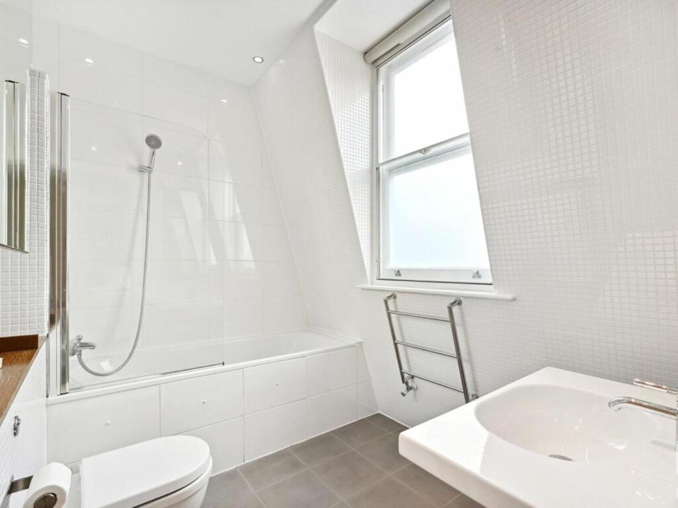 Mayfair Luxury Apartment Sleeps 6 people view 5