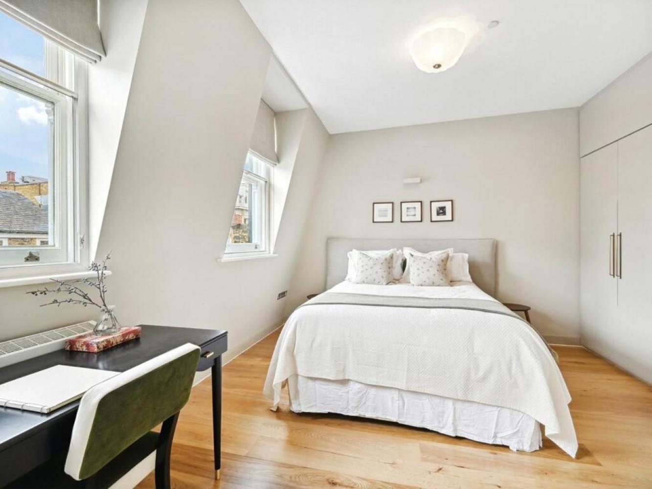 Mayfair Luxury Apartment Sleeps 6 people view 4