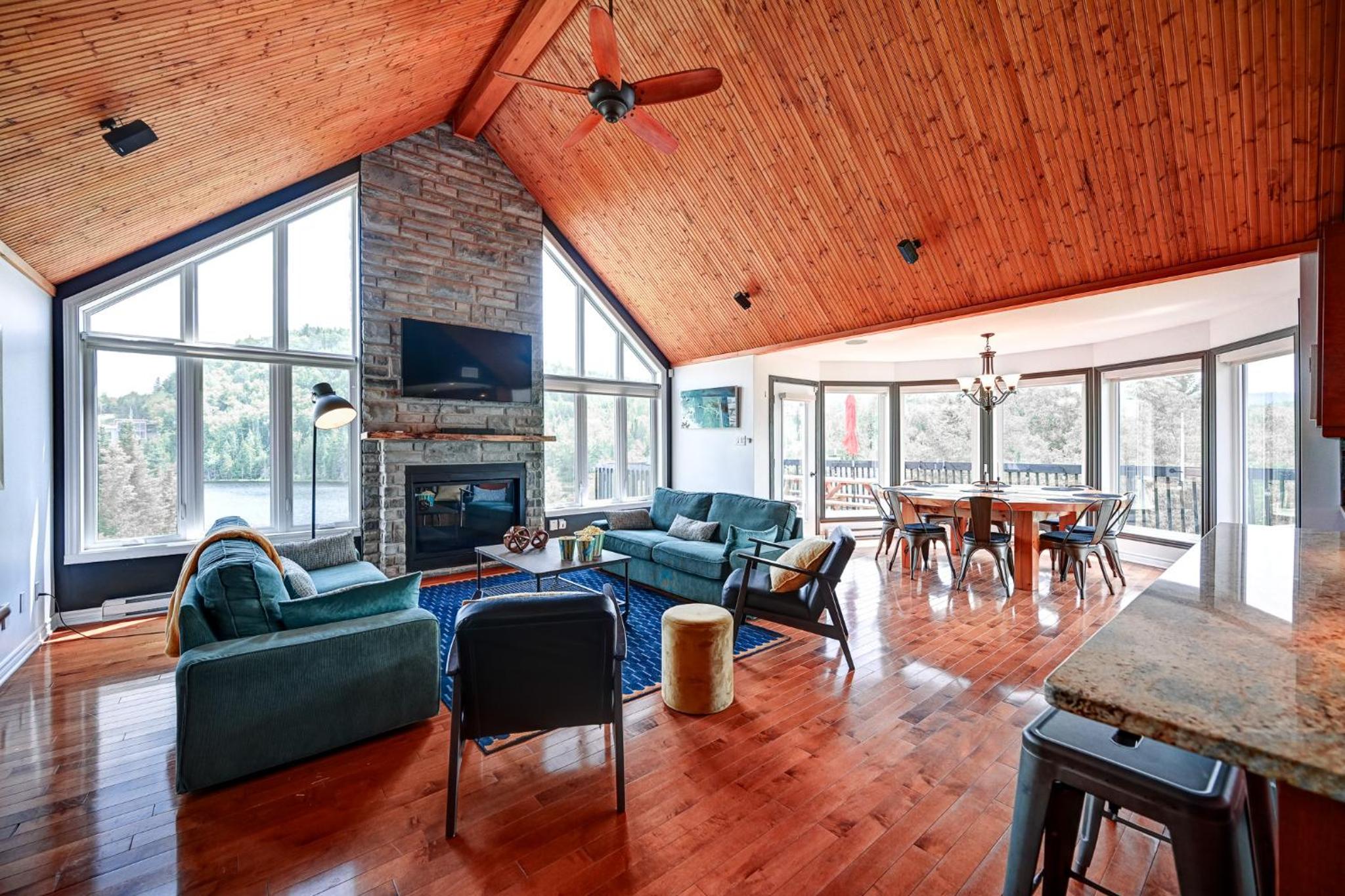 Lakefront Chalet with SPA and Private beach
