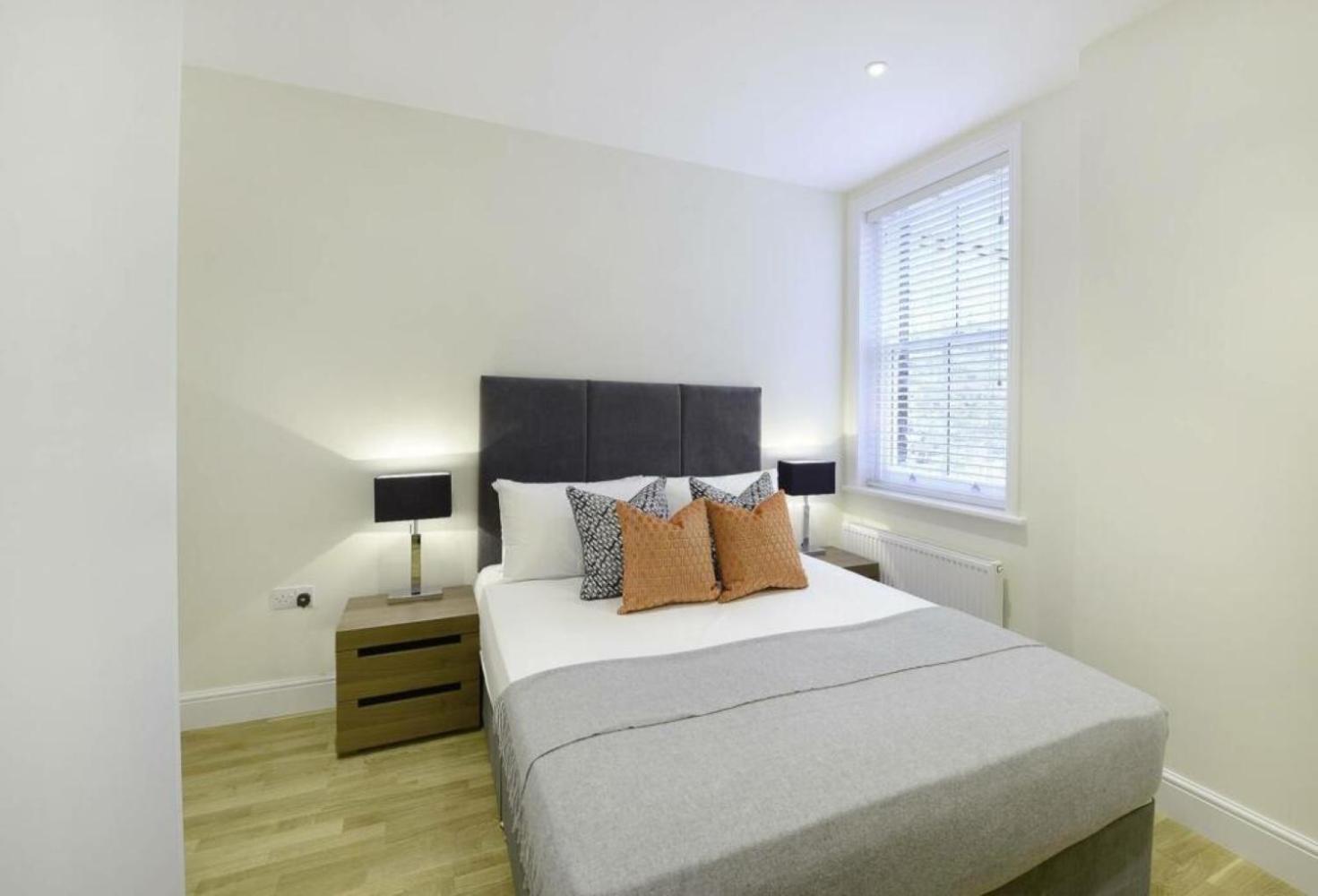 Mayfair Luxury Apartment Sleeps 6 people view 3