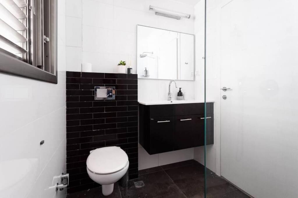 Breezhouse Mamad Yona Beach Penthouse Duplex