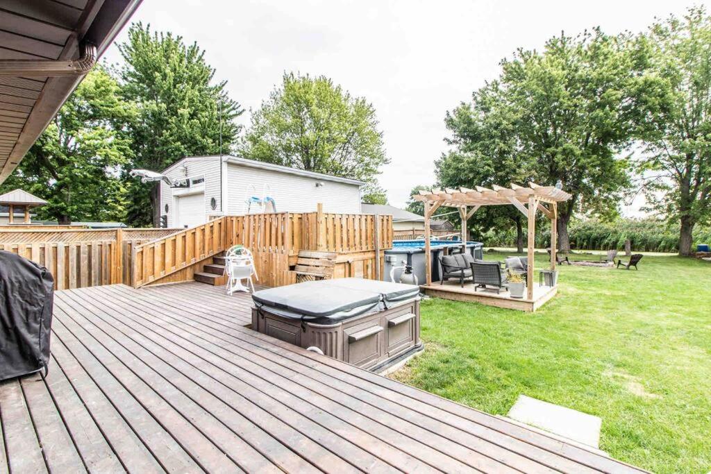 3 bedroom Poolside paradise near Marina
