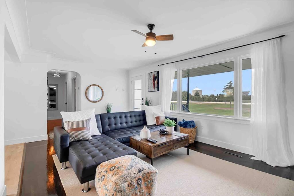 3 bedroom Poolside paradise near Marina