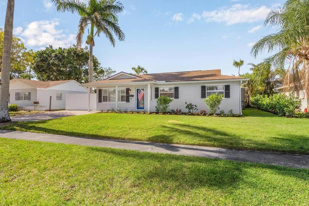 Hotel Naples Luxury 4BDR+Den POOL Home - Image 1