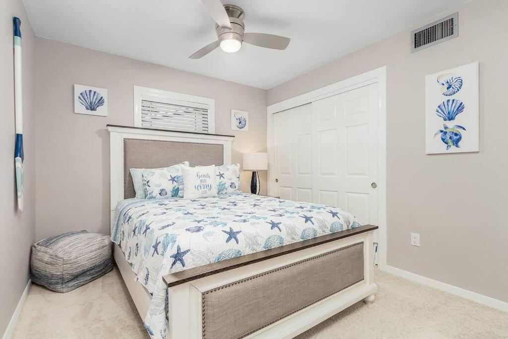 Naples Luxury 5BDRM HomeHtd PoolSuperCleanPets view 2