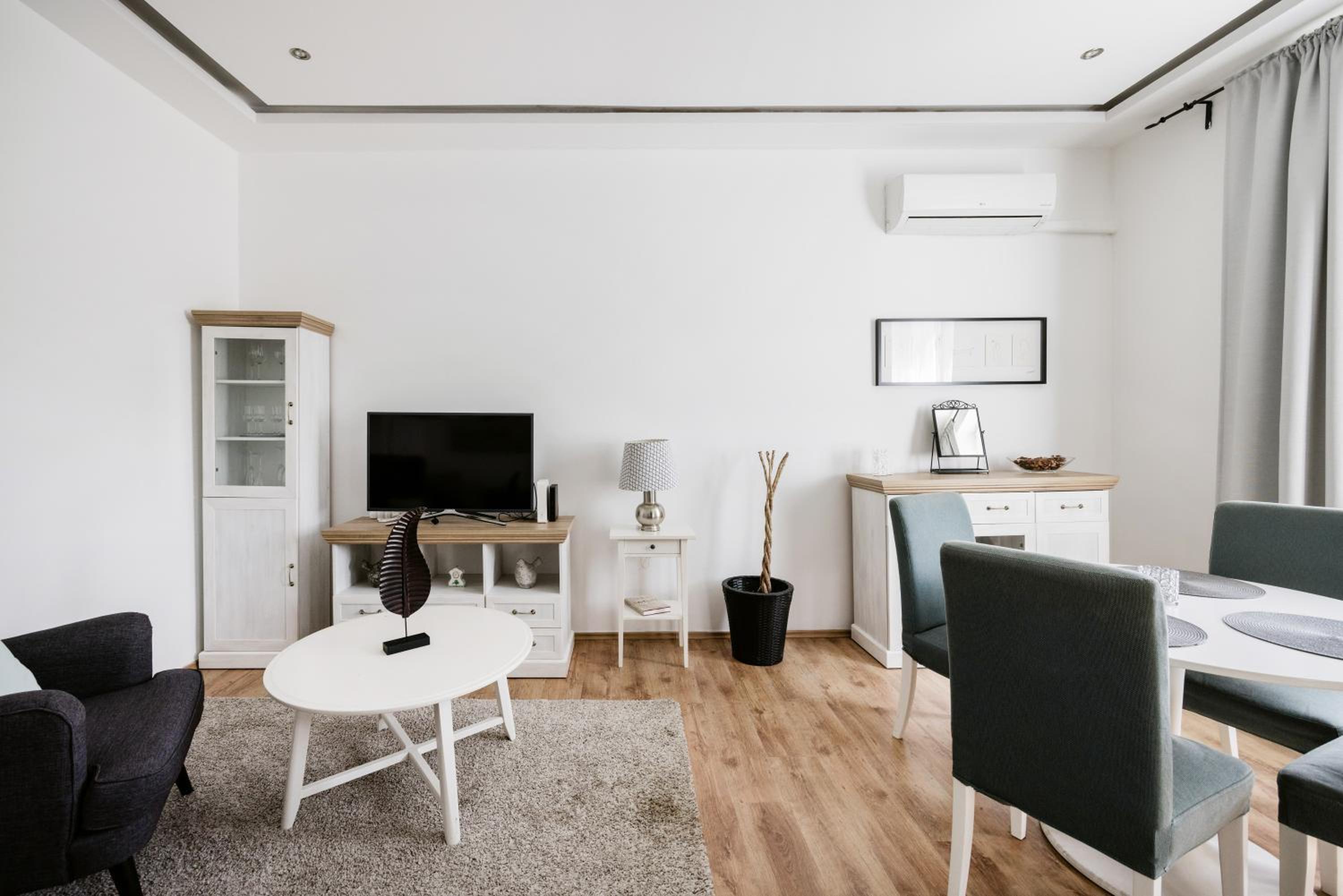 Cozy&Stylish Apartment in The Ruin Bar Area view 5