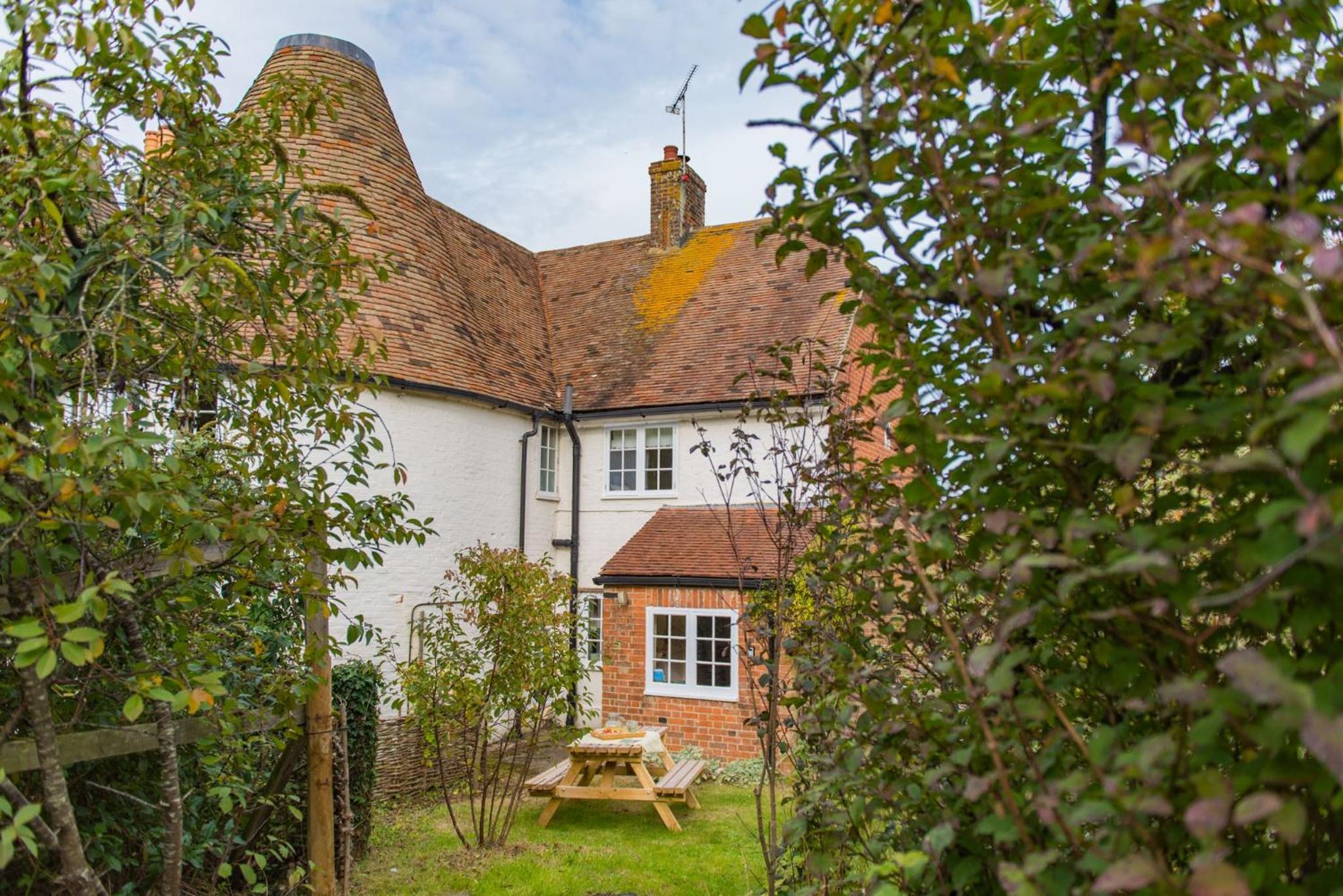 Hearts Delight Cottage by Bloom Stays view 3