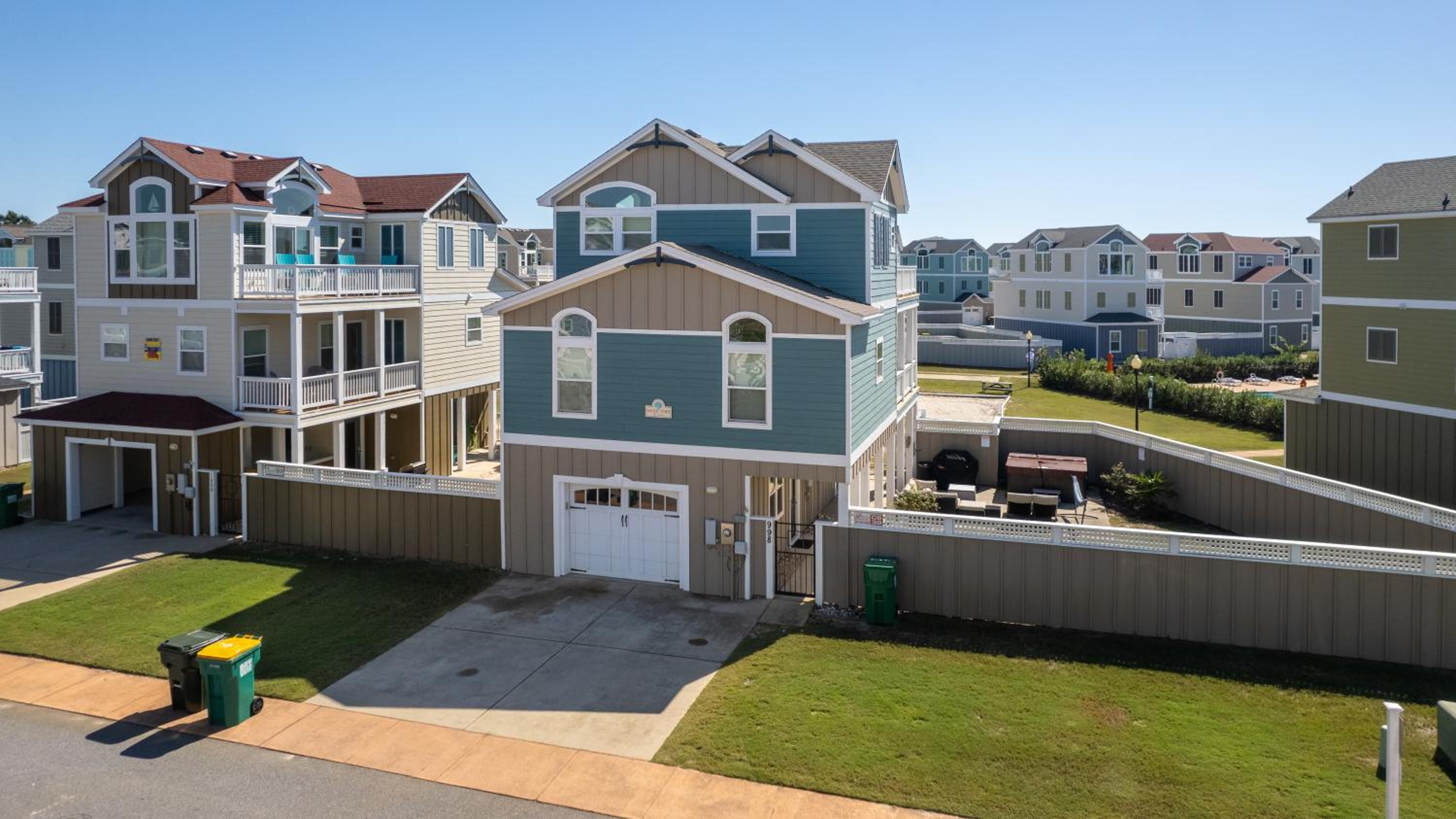 Oceanside, 4 Bedrooms, Yard, Hot Tub, Community Pool, CB39, Sandy Toes