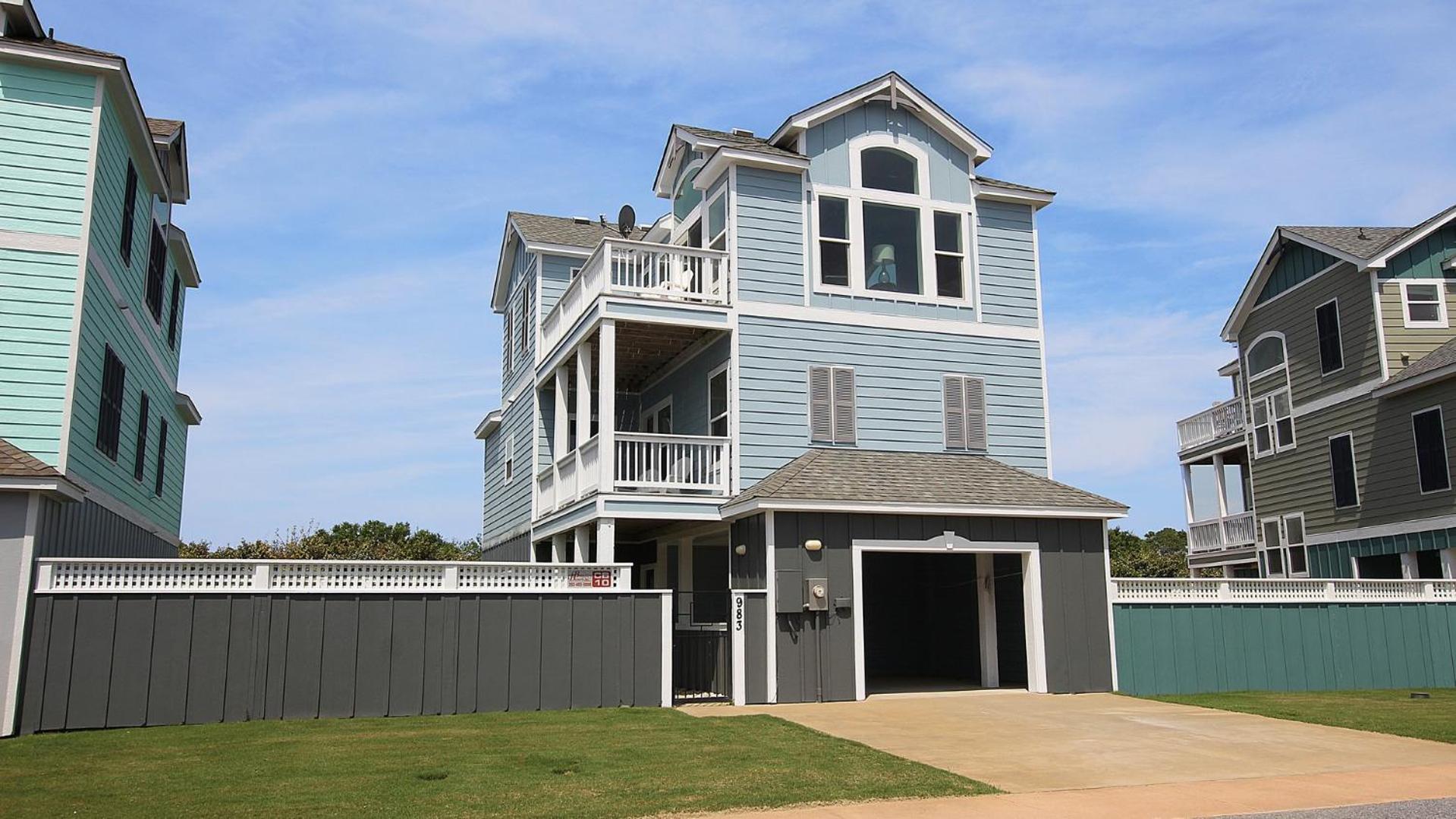 Moms Dream- Oceanside, Comm Pool, Hot Tub, Yard, CB10, Dads Mercedes