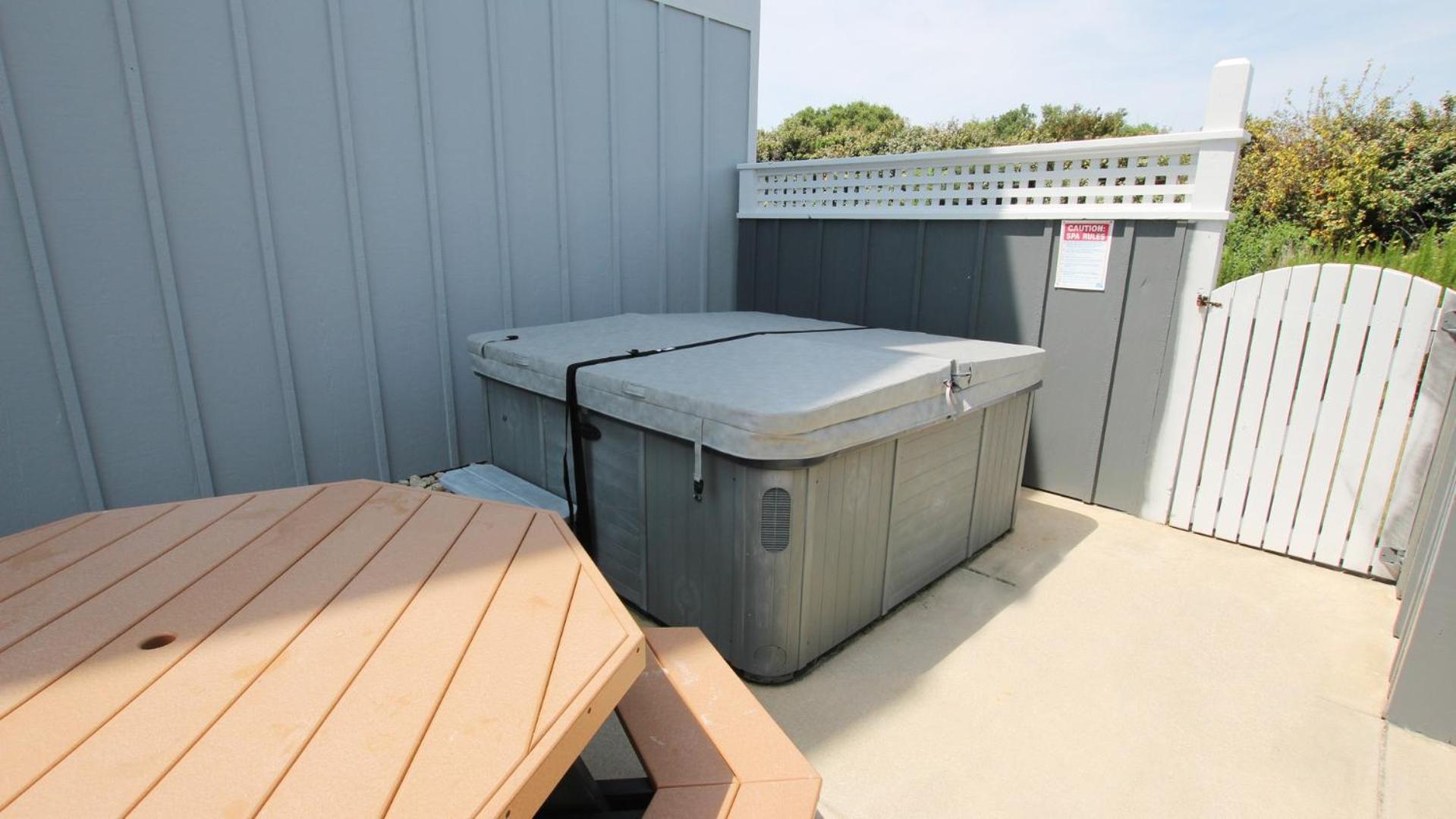 Moms Dream- Oceanside, Comm Pool, Hot Tub, Yard, CB10, Dads Mercedes