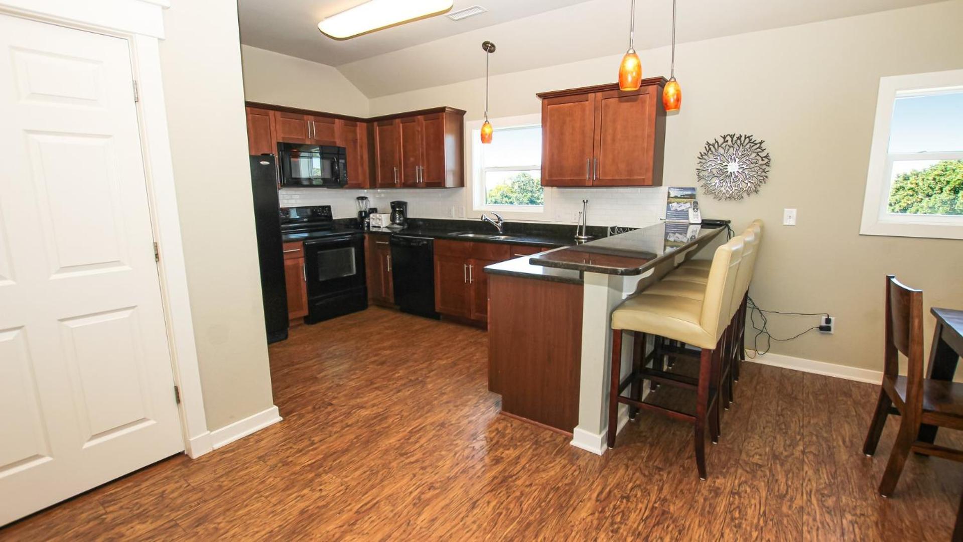 Moms Dream- Oceanside, Comm Pool, Hot Tub, Yard, CB10, Dads Mercedes