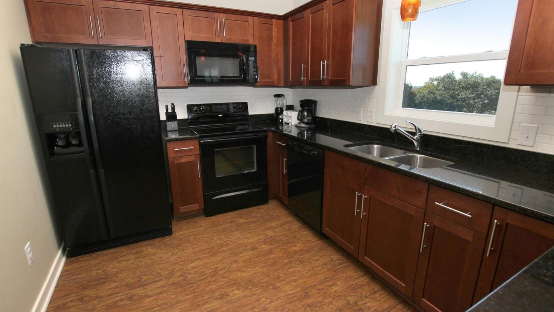 Moms Dream- Oceanside, Comm Pool, Hot Tub, Yard, CB10, Dads Mercedes