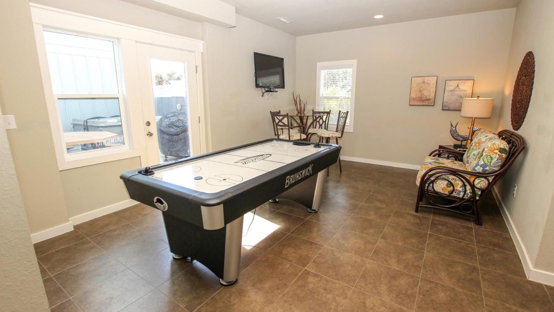 Moms Dream- Oceanside, Comm Pool, Hot Tub, Yard, CB10, Dads Mercedes