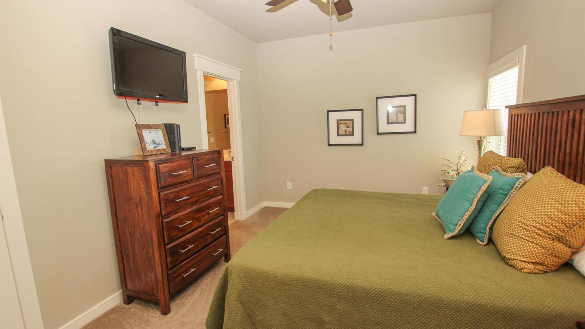 Moms Dream- Oceanside, Comm Pool, Hot Tub, Yard, CB10, Dads Mercedes