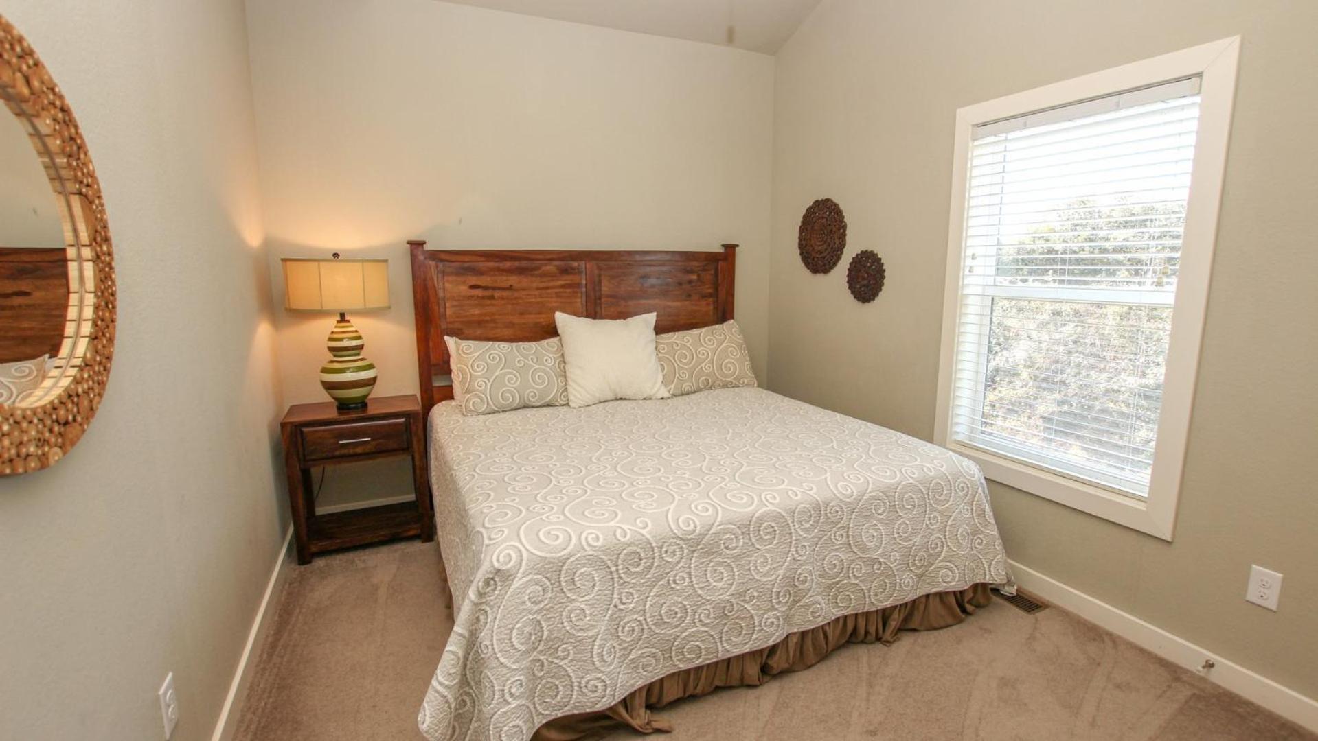 Moms Dream- Oceanside, Comm Pool, Hot Tub, Yard, CB10, Dads Mercedes