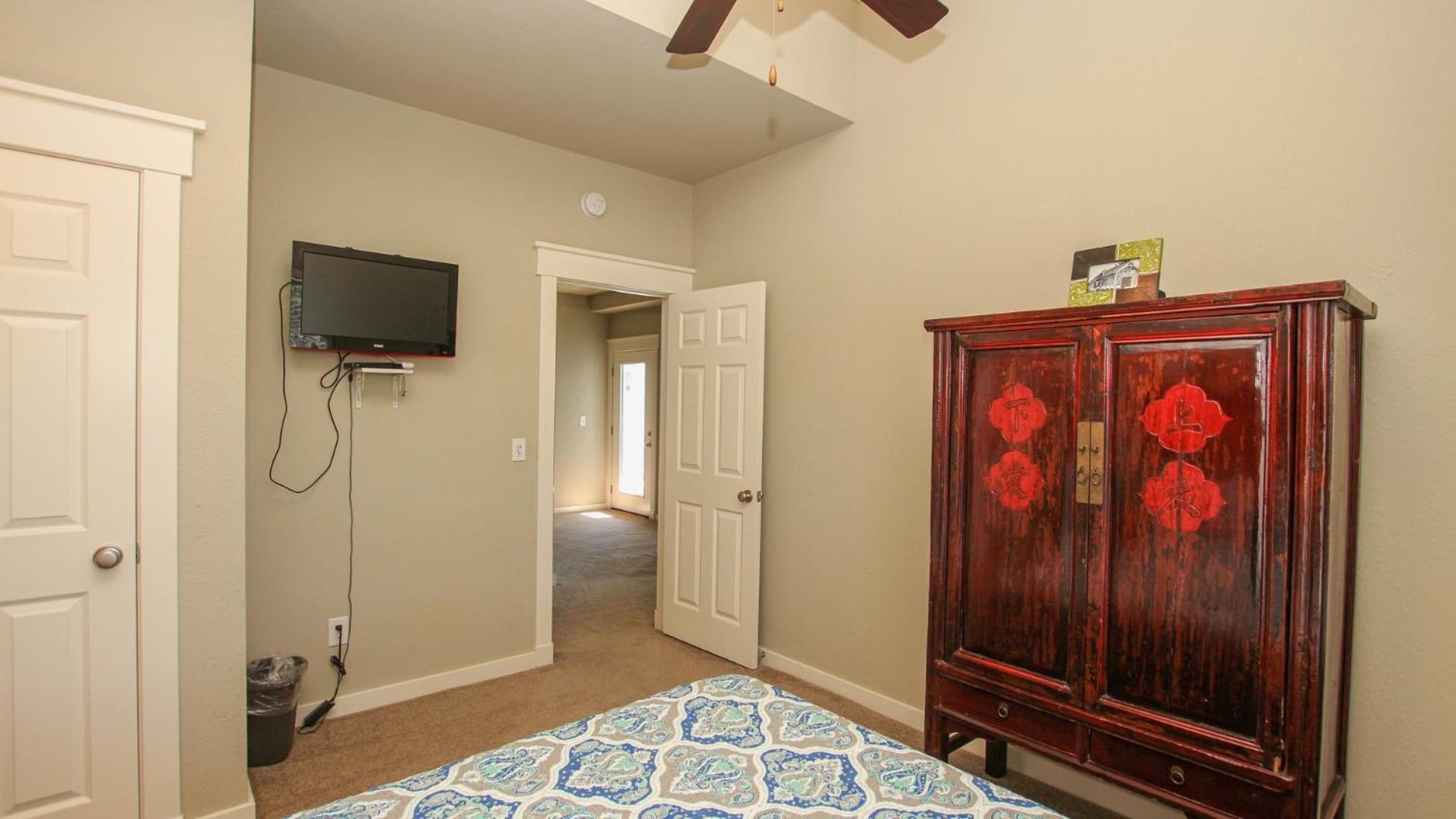 Moms Dream- Oceanside, Comm Pool, Hot Tub, Yard, CB10, Dads Mercedes