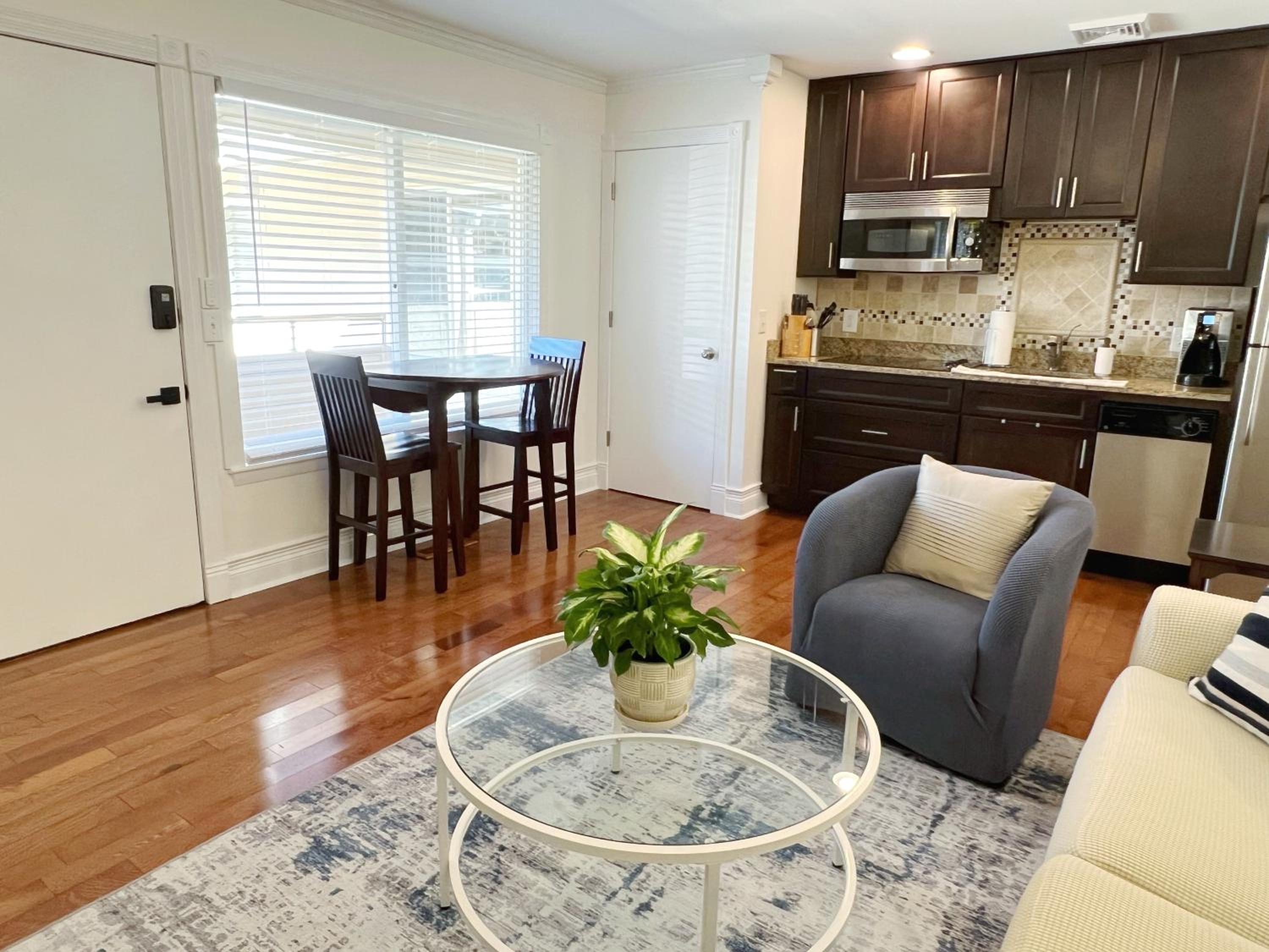 Modern 1BR apt in the heart of downtown Wilmington view 3