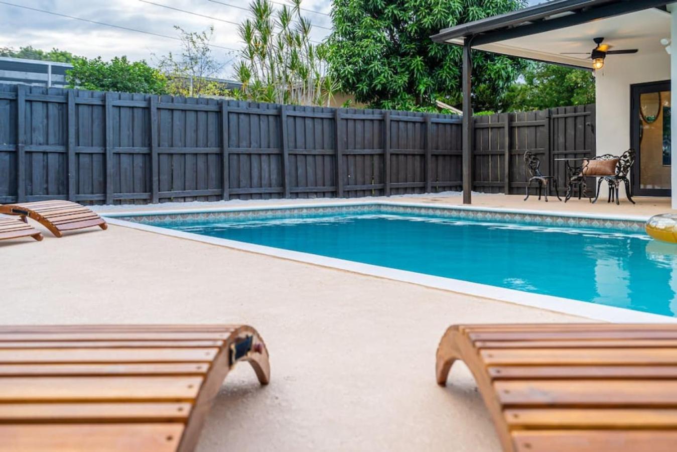 Relaxing Hollywood Pool Oasis