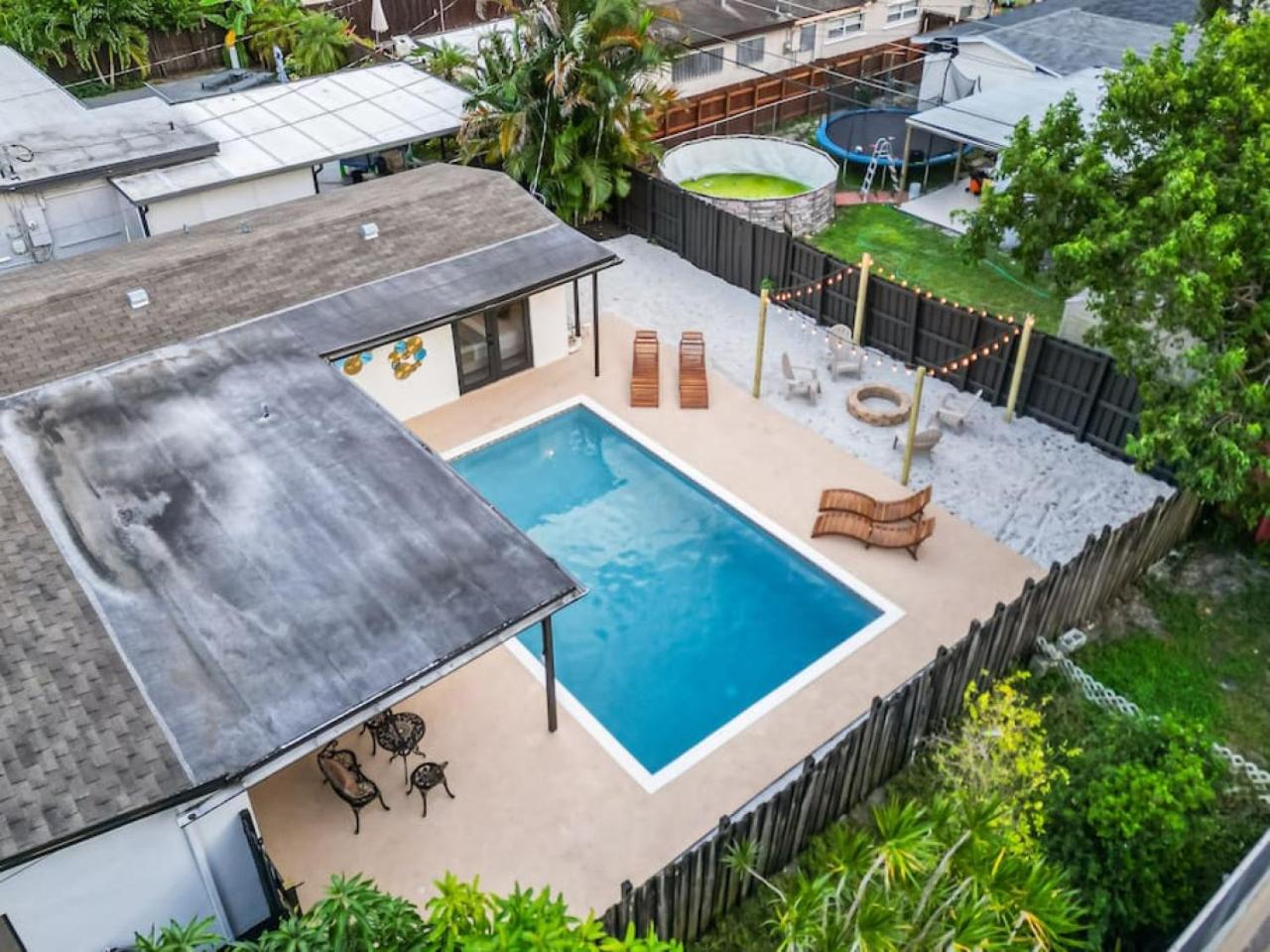 Relaxing Hollywood Pool Oasis
