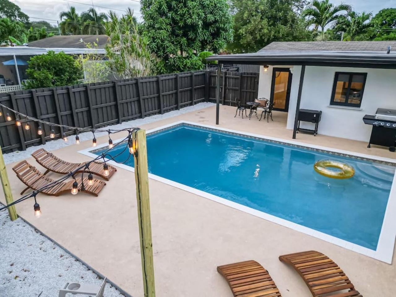 Relaxing Hollywood Pool Oasis