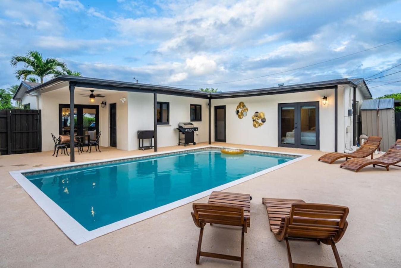 Relaxing Hollywood Pool Oasis