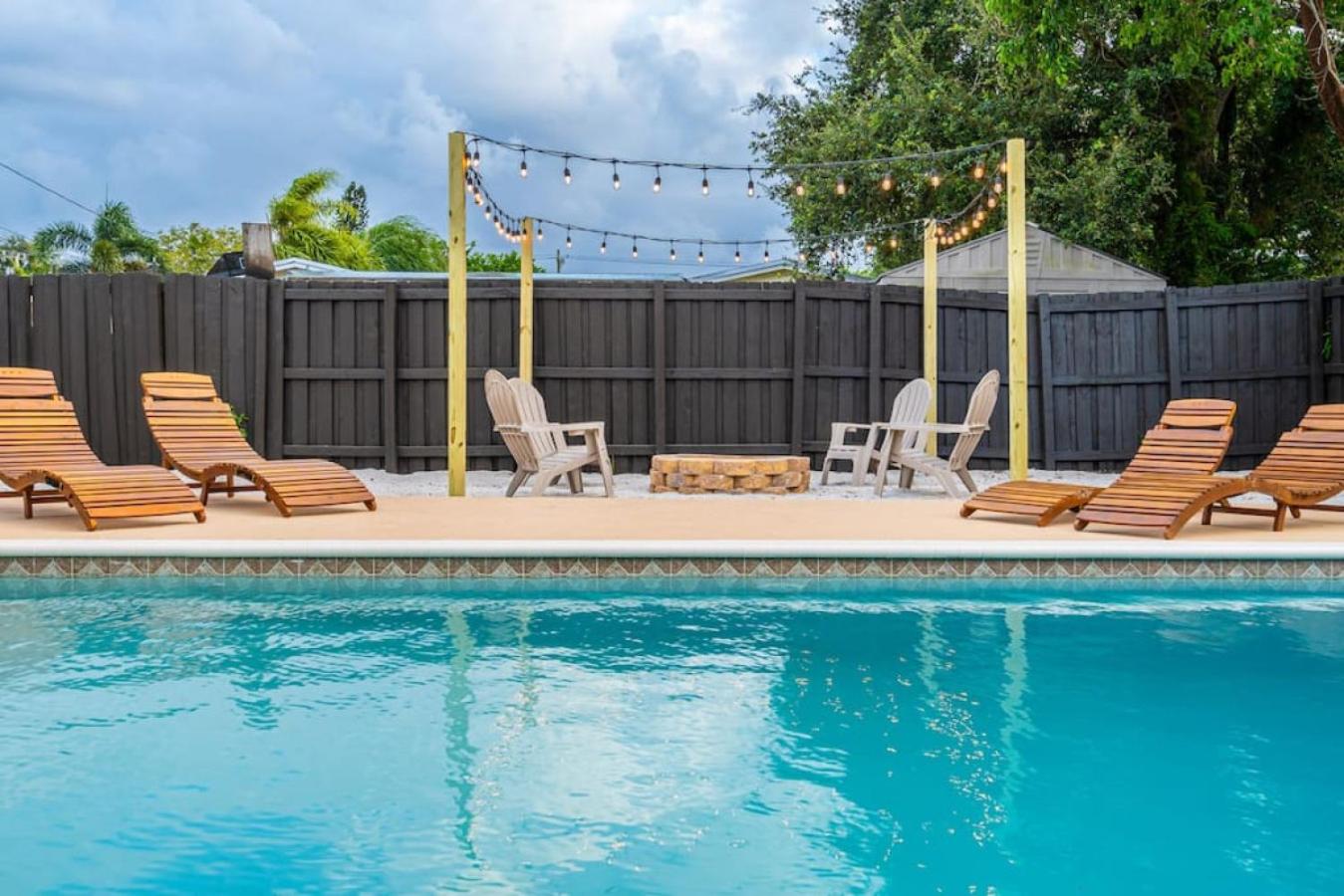 Relaxing Hollywood Pool Oasis