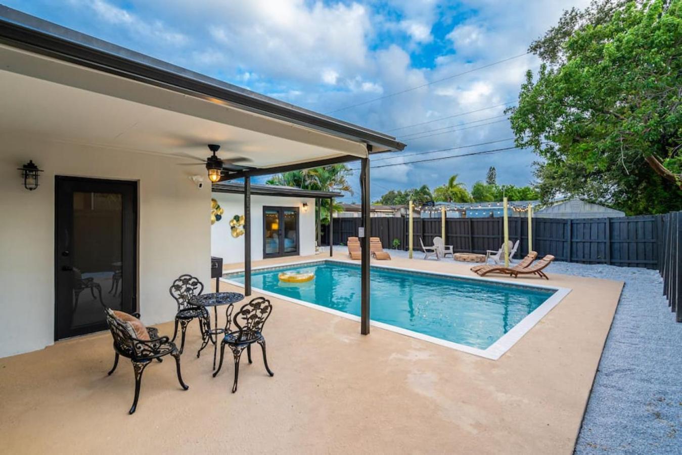 Relaxing Hollywood Pool Oasis