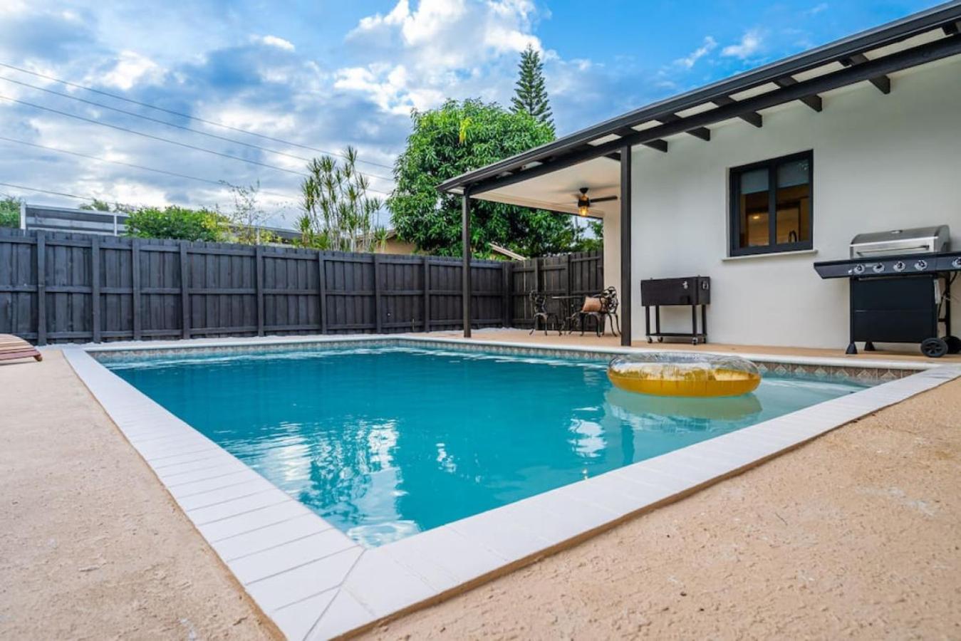 Relaxing Hollywood Pool Oasis