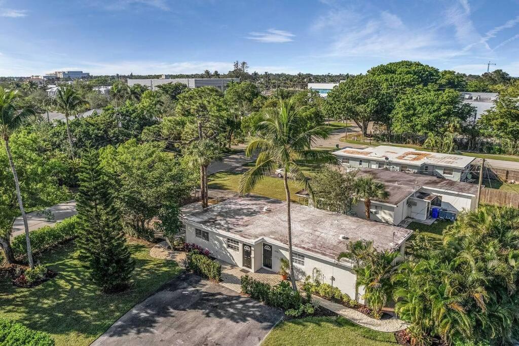 Hotel Lake Park, 5 O’Clock Somewhere! - Image 1