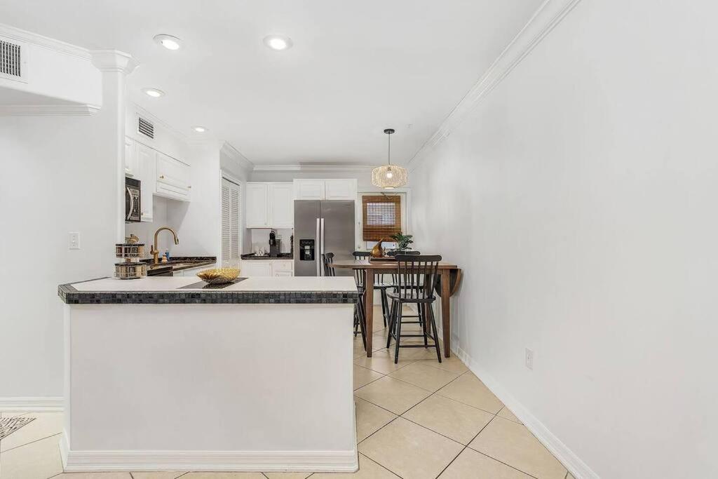 Lovely 2-Bdr w/Patio, Lake Park! view 3