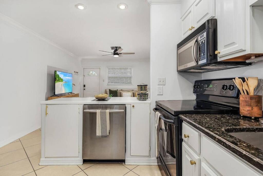 Lovely 2-Bdr w/Patio, Lake Park! view 5