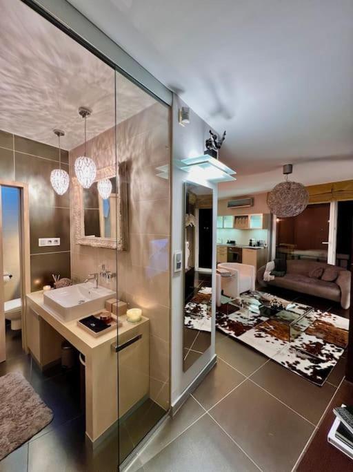 Hilltop Views, Design Suite - Buda Hills - Free garage, private garden, AC view 5