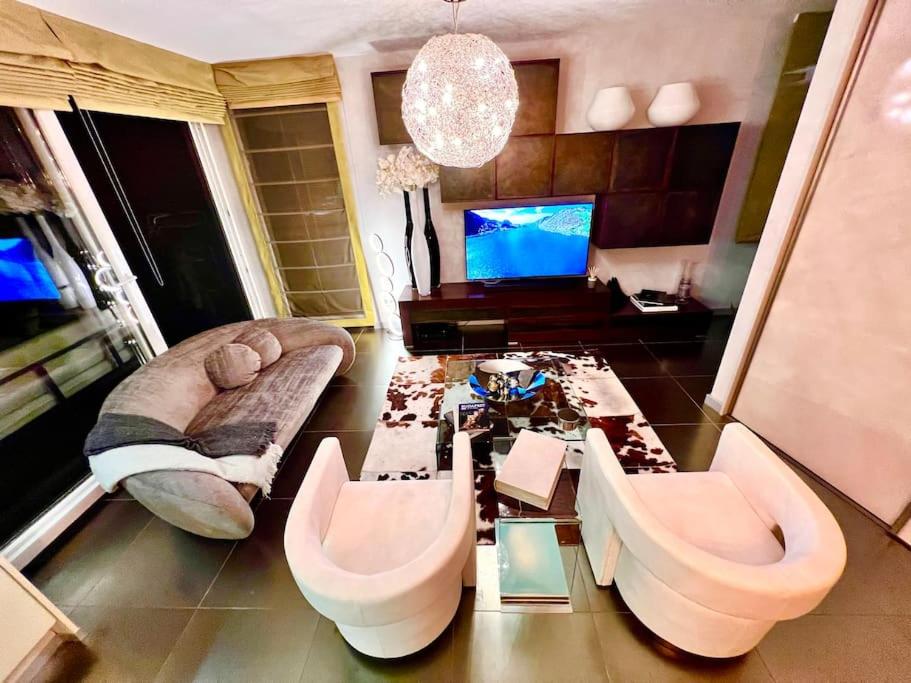 Hilltop Views, Design Suite - Buda Hills - Free garage, private garden, AC view 2