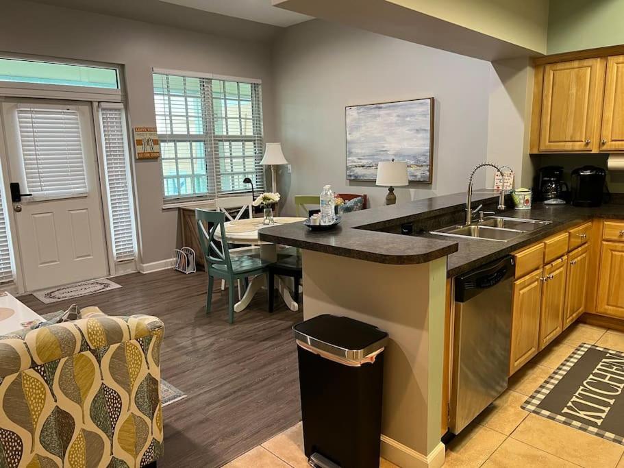 Lovely 3-bedroom beach condo! Walk to shop or eat! view 5