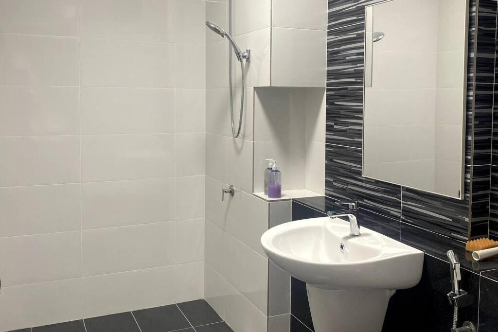 3-bed Gem near Singapore border!