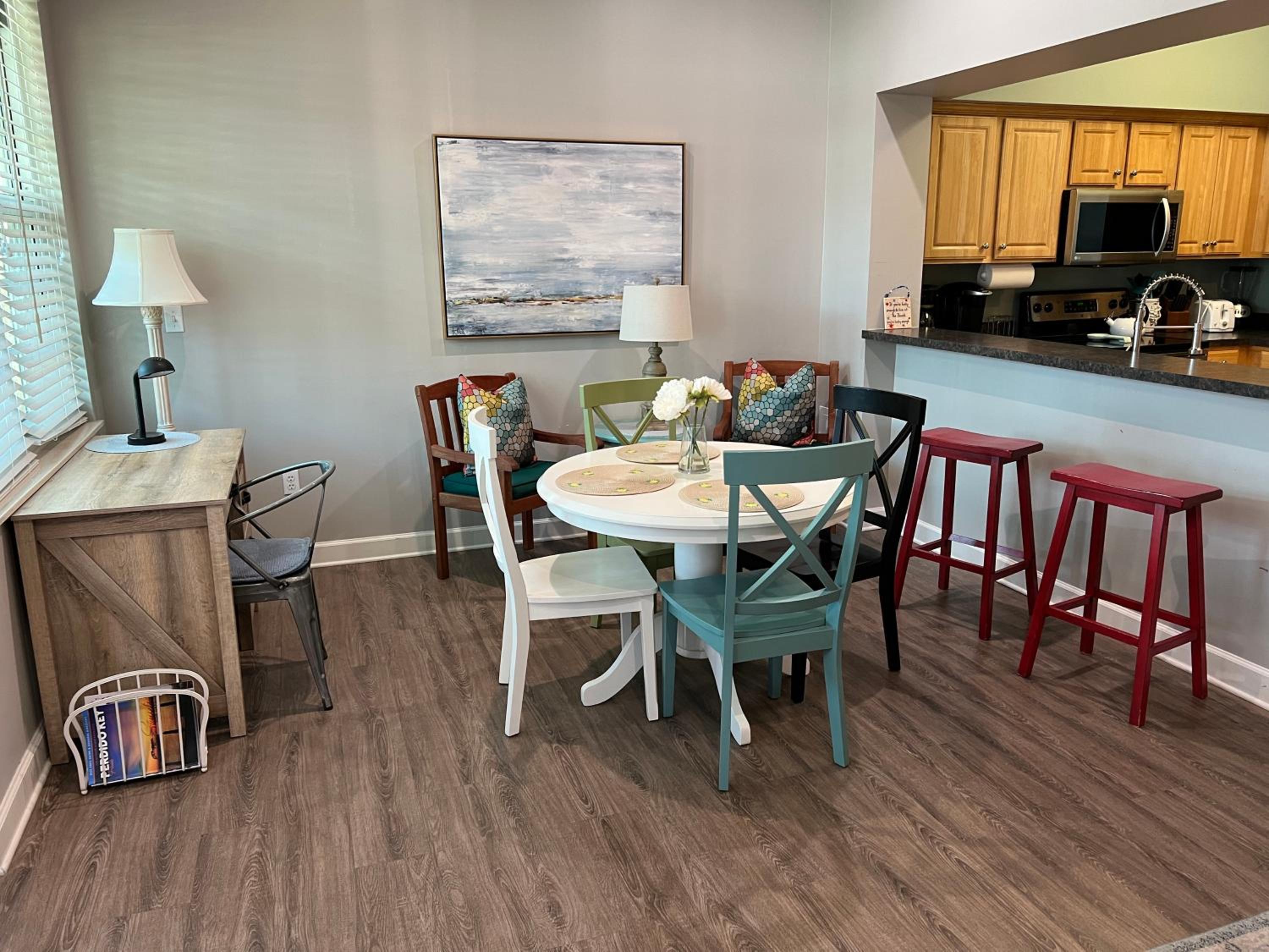Lovely 3-bedroom beach condo! Walk to shop or eat! view 4