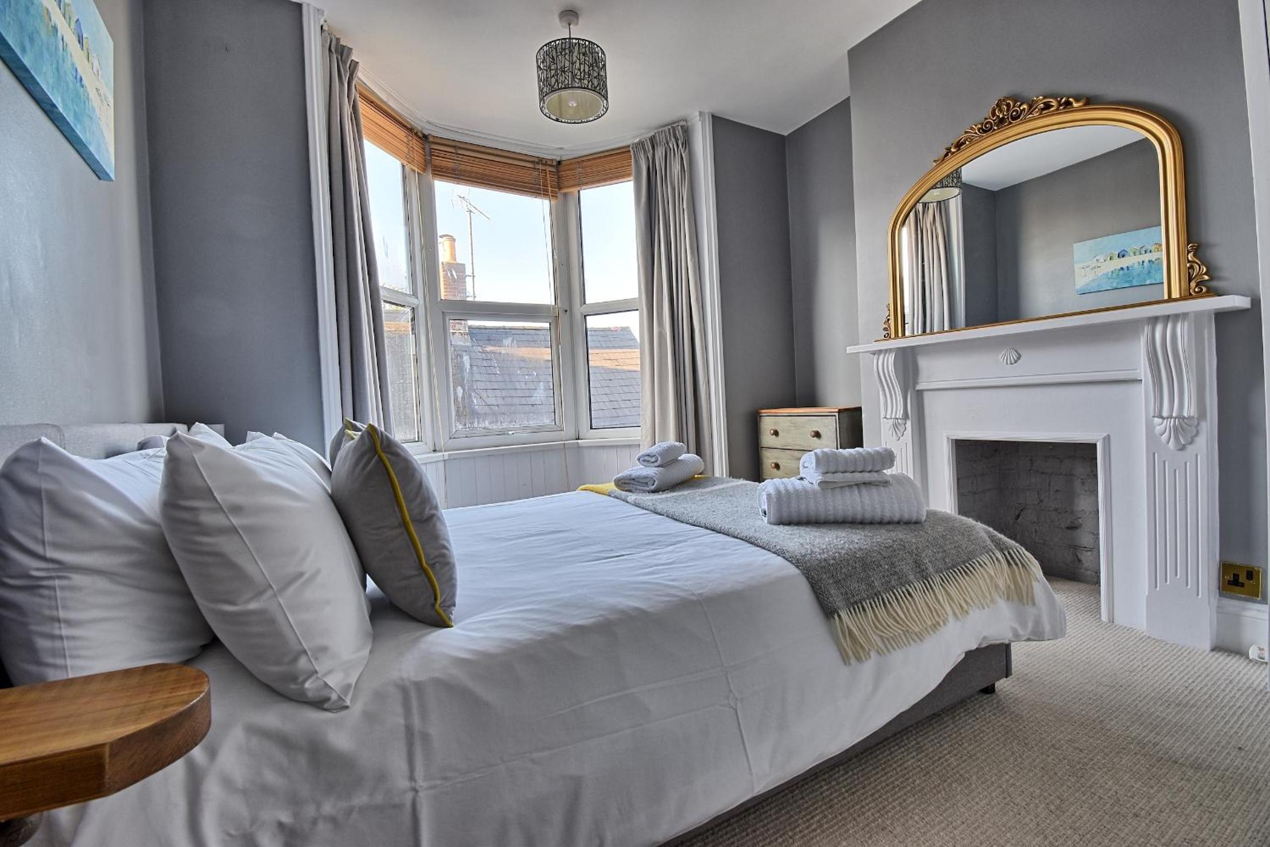 Sunnyside - Stylish dog friendly harbour views view 2