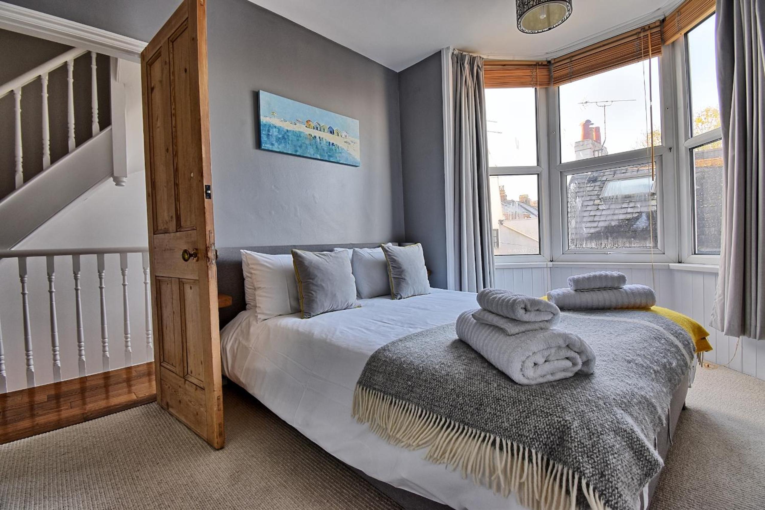 Sunnyside - Stylish dog friendly harbour views view 3