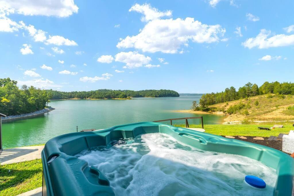 Lake Front Home, only 18 miles to Pigeon Forge! view 2