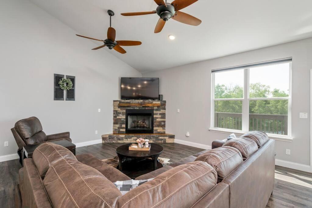 Lake Front Home, only 18 miles to Pigeon Forge! view 4