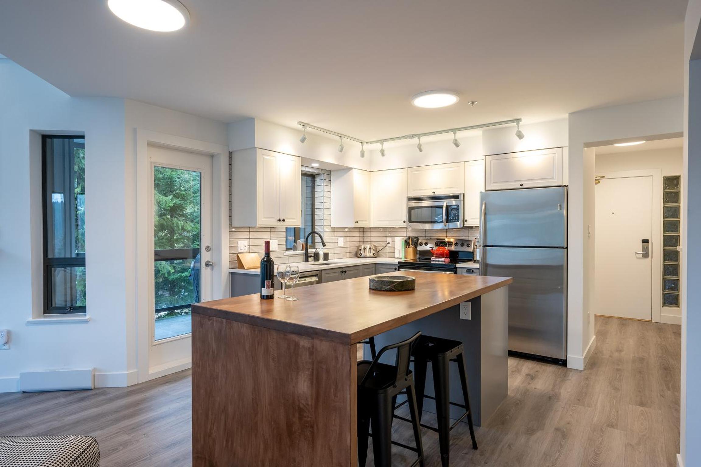Newly Renovated! Spacious 3 bedrooms plus enclosed loft bedroom and TV room!