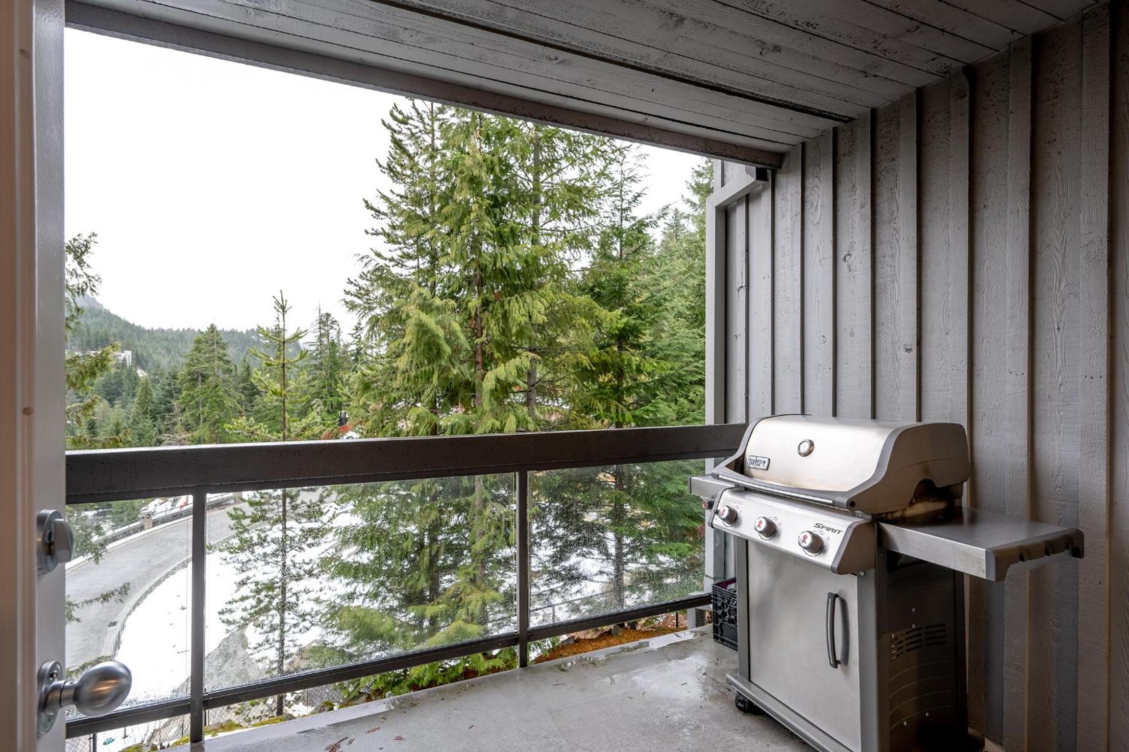 Newly Renovated! Spacious 3 bedrooms plus enclosed loft bedroom and TV room!