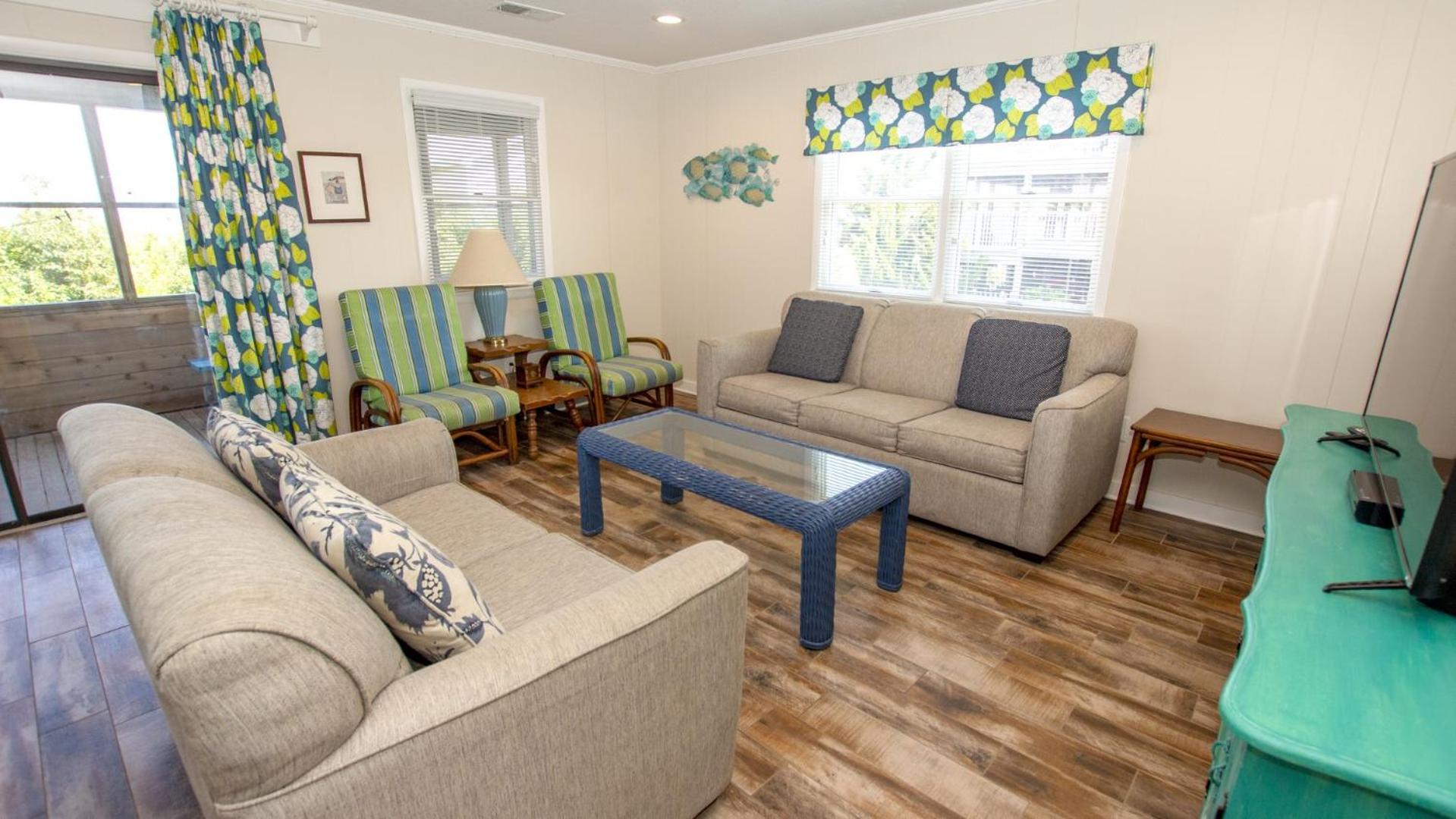 KH146, Camelot- Oceanside, Screened Porch, Close to Shopping and Restaurants! view 4