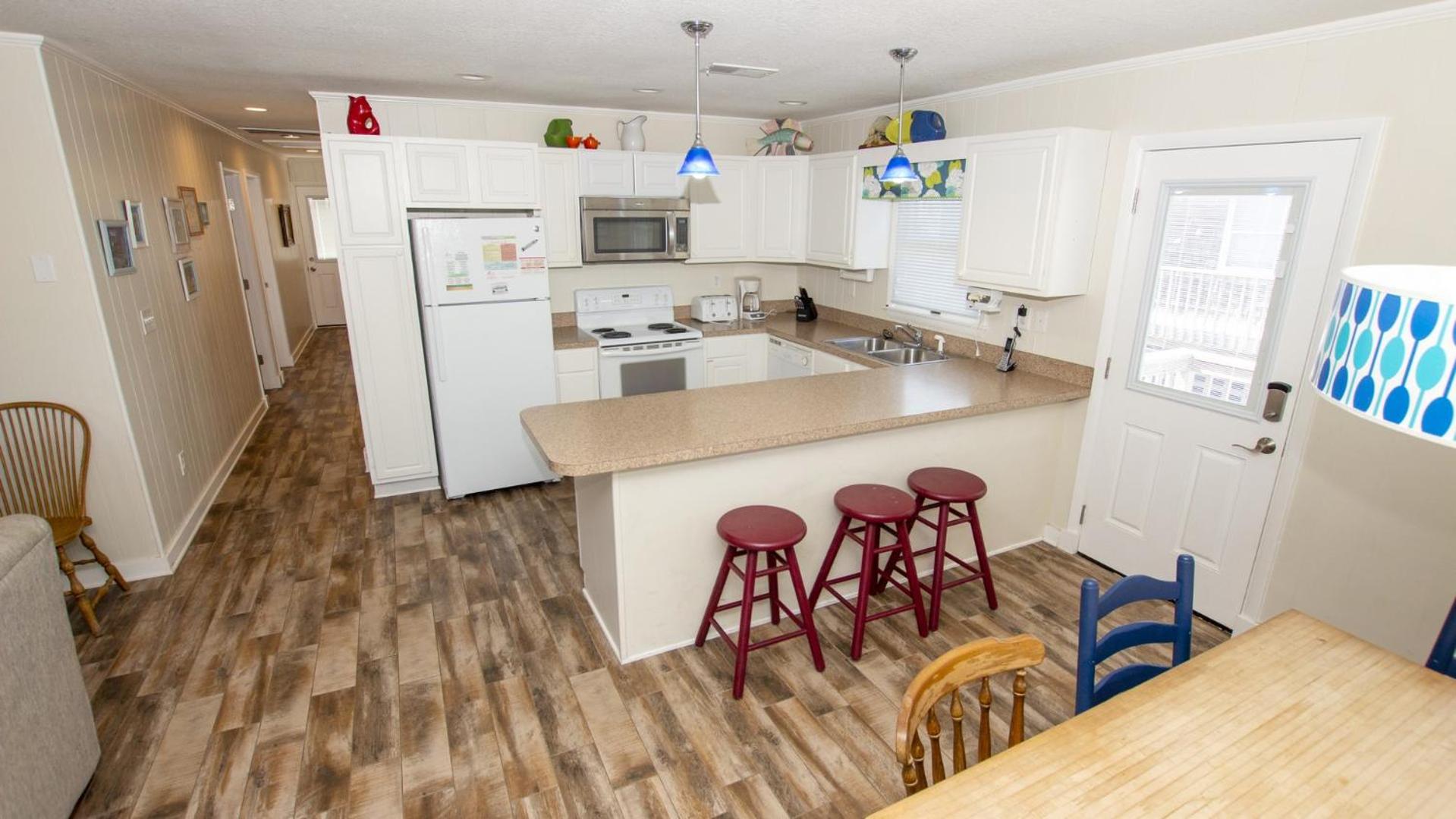 KH146, Camelot- Oceanside, Screened Porch, Close to Shopping and Restaurants! view 5
